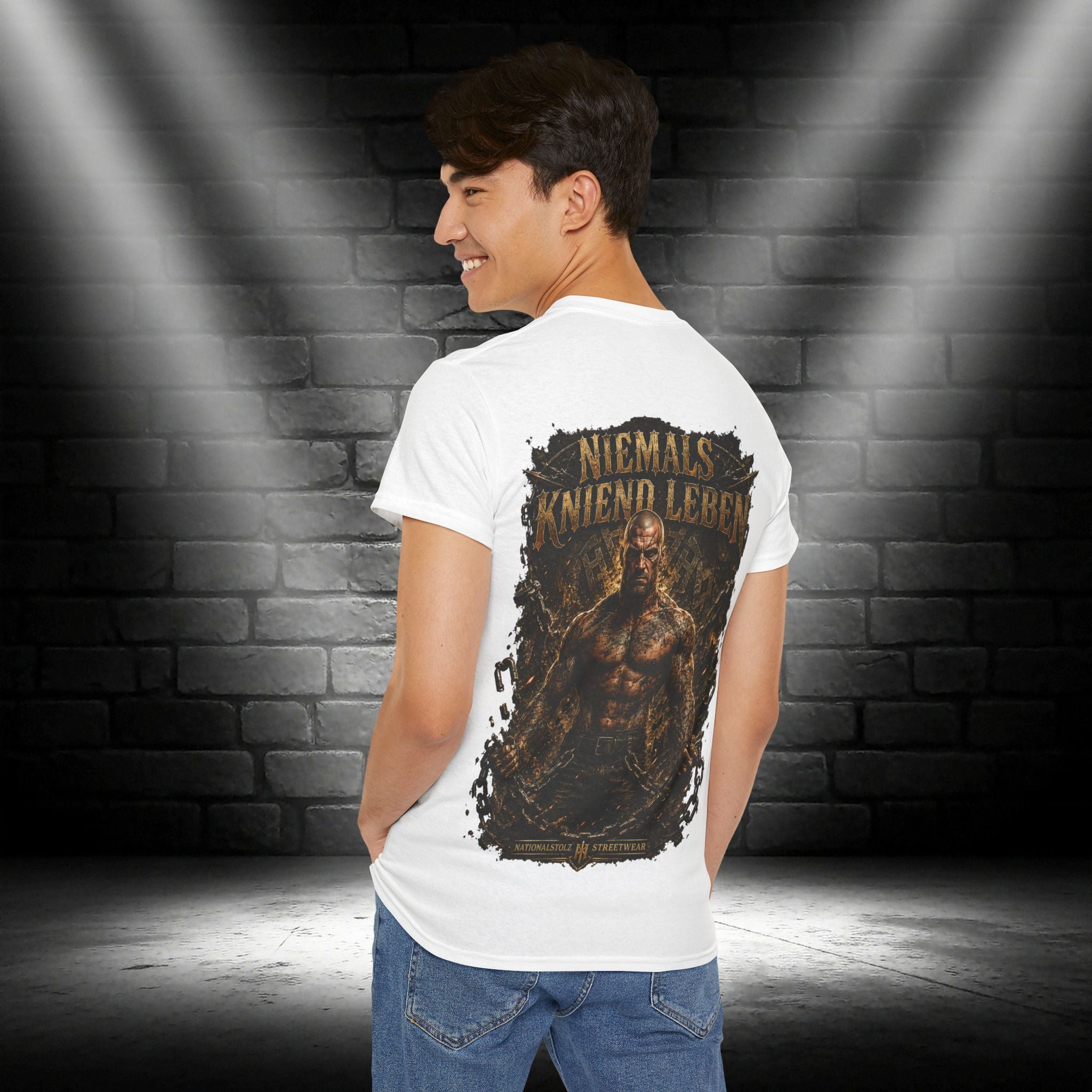 NATIONALSTOLZ T - Shirt - ,,Niemals kniend leben"